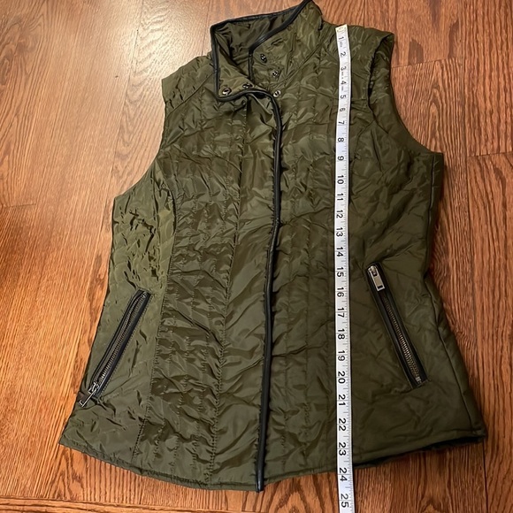 Banana Republic women’s olive soft puffy vest zipped snaps faux leather trim S - Picture 11 of 11